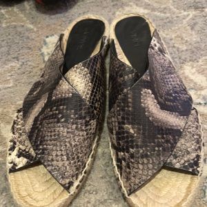 Vince leather animal print sandals$ 71/2